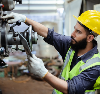 Las zarandas son equipos que destacan por su función de clasificación, ya que permiten separar el material según su tamaño y asegurar que cada etapa del circuito funcione de forma eficiente. Sin embargo, para que estos operen correctamente, no basta con contar con tecnología adecuada; también es fundamental que el personal conozca a fondo su funcionamiento. A través de programas formativos, adquieren conocimientos prácticos sobre operación, mantenimiento e identificación de fallas en los equipos. En MC Services brindamos el servicio de capacitación de zarandas para fortalecer las habilidades del personal y mejorar el desempeño de las plantas de procesamiento.