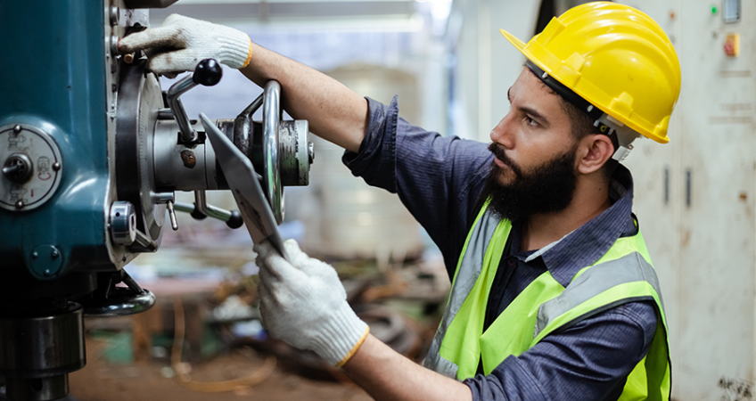 Las zarandas son equipos que destacan por su función de clasificación, ya que permiten separar el material según su tamaño y asegurar que cada etapa del circuito funcione de forma eficiente. Sin embargo, para que estos operen correctamente, no basta con contar con tecnología adecuada; también es fundamental que el personal conozca a fondo su funcionamiento. A través de programas formativos, adquieren conocimientos prácticos sobre operación, mantenimiento e identificación de fallas en los equipos. En MC Services brindamos el servicio de capacitación de zarandas para fortalecer las habilidades del personal y mejorar el desempeño de las plantas de procesamiento.